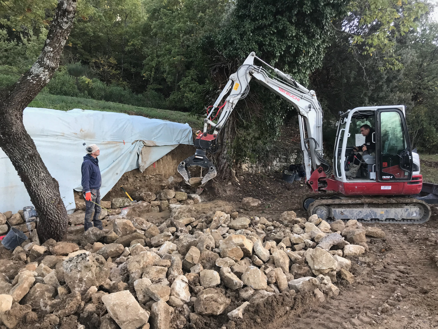 Reconstruction d&rsquo;un mur en pierre sèche avec le murailler Stéphane Ledoux